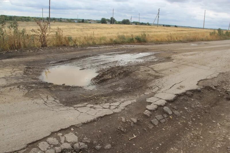 Разбитая дорога фото В Краснокутском районе разбитую дорогу в школу обещают отсыпать щебнем