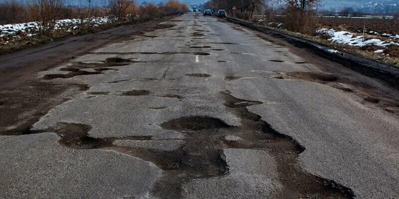 Разбитая дорога фото В Ростове губернатор раскритиковал "Автодор" за состояние трассы М4 "Дон": Новос