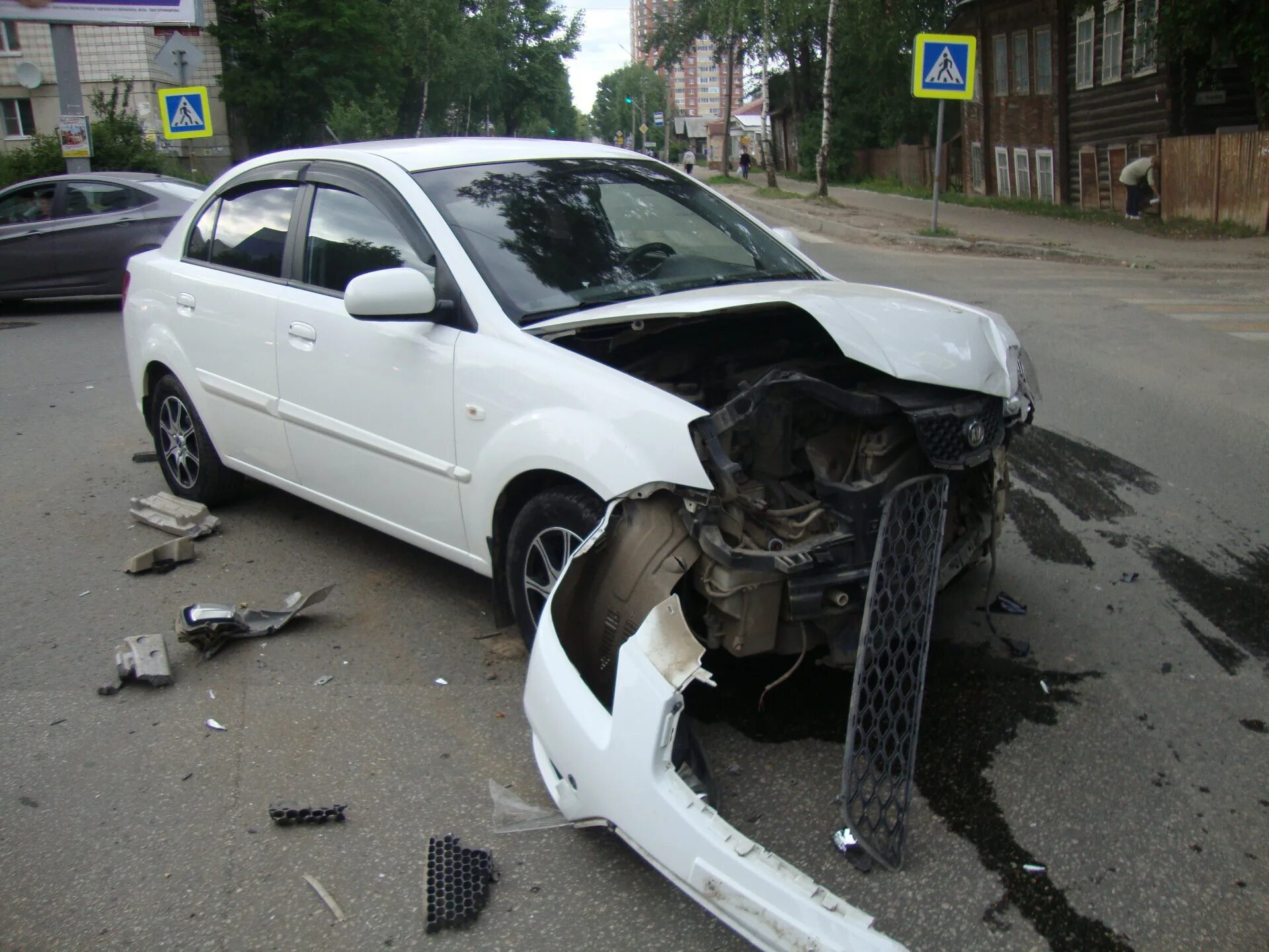 Разбитая киа фото В Сыктывкаре не поделили дорогу два автомобиля Kia Rio, оба водителя на особом с