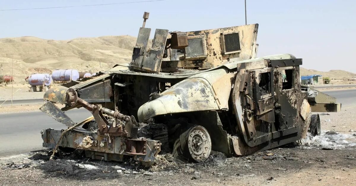 Разбитая техника фото M1114 HMMWV of American army was blown up by a mine in Afghanistan 2014-06-16 La