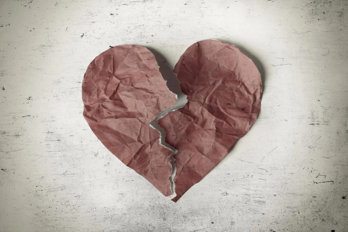 Разбитое сердце белое фото Broken heart can cause same type of long-lasting damage as a heart attack The In