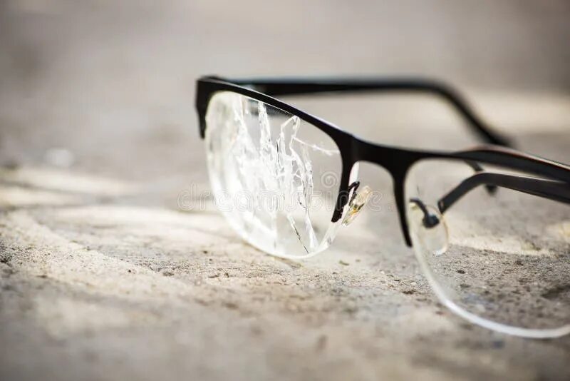 Разбитые очки фото Broken Glasses on the Green Background Stock Image - Image of plastic, mishap: 1