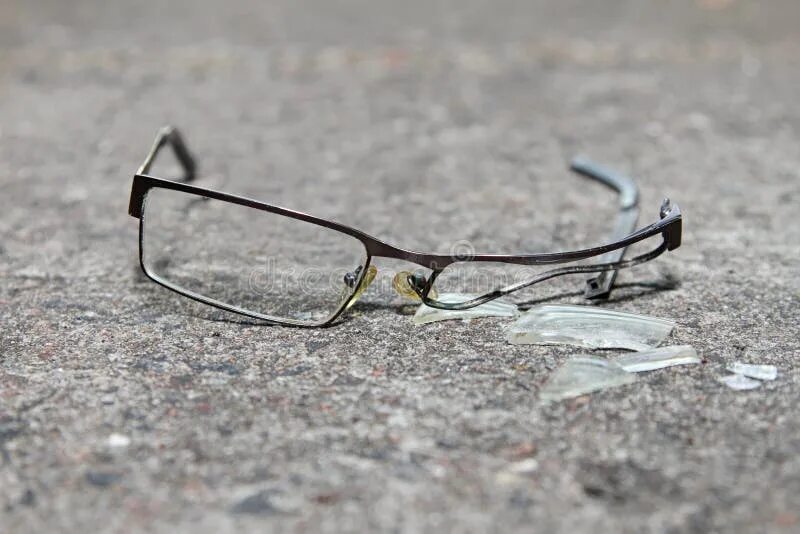 Разбитые очки фото Broken Eyeglasses on Concrete Stock Image - Image of sight, clear: 44150237