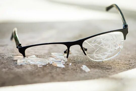 Разбитые очки фото Broken Glasses Изображения: просматривайте стоковые фотографии, векторные изобра