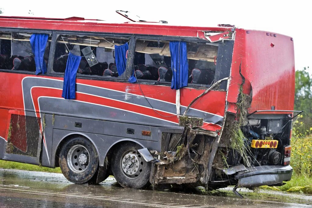 Разбитый автобус фото Texas Bus Crash: OGA Charters Has History of Maintenance Issues