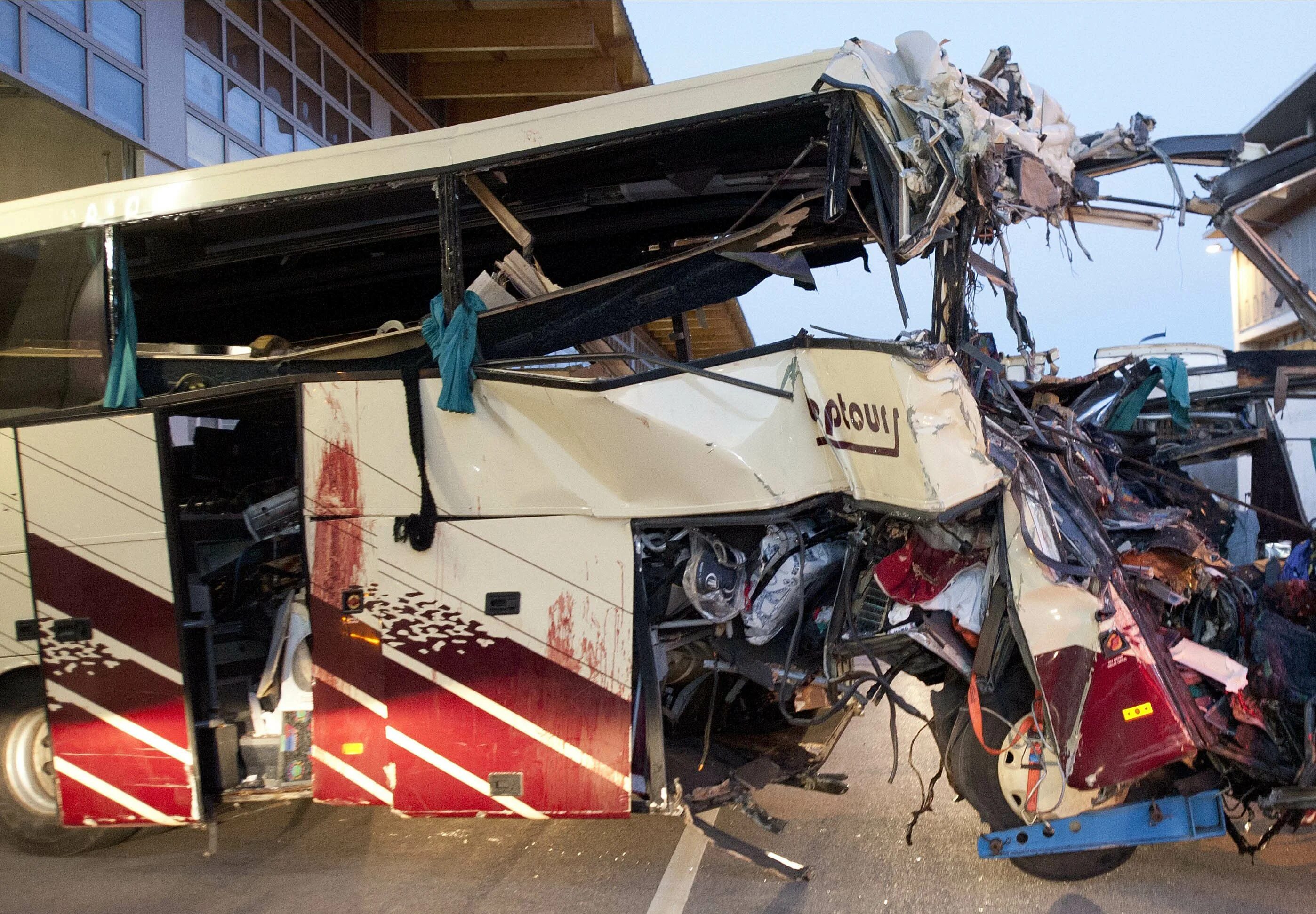 Разбитый автобус фото Friends, family mourn Swiss bus crash victims