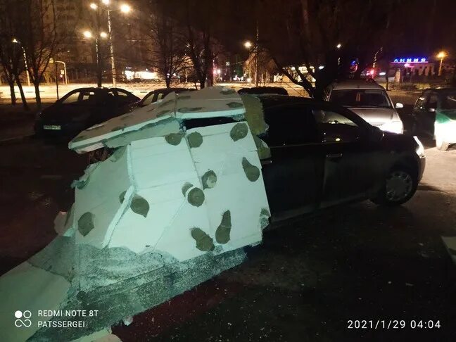 Разбитый белгород фото В Белгороде из‑за сильного ветра от многоэтажки отвалилась облицовка дома. Белго