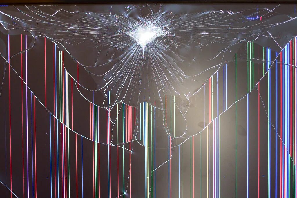 Разбитый экран подключения компьютеру 7792 Smashed LCD screen Carl Guderian Flickr