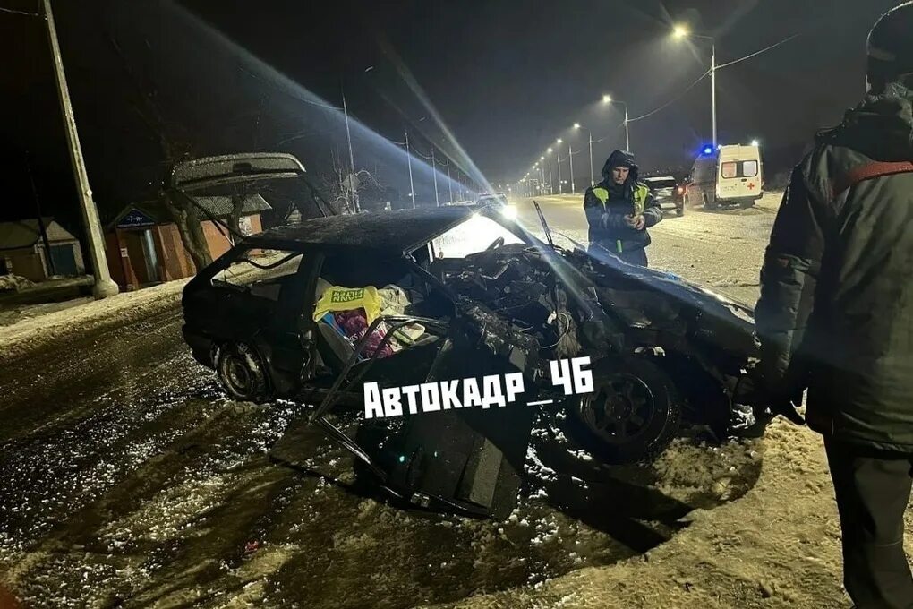 Разбитый курск фото На трассе под Курском разбились две легковушки - МК Черноземье