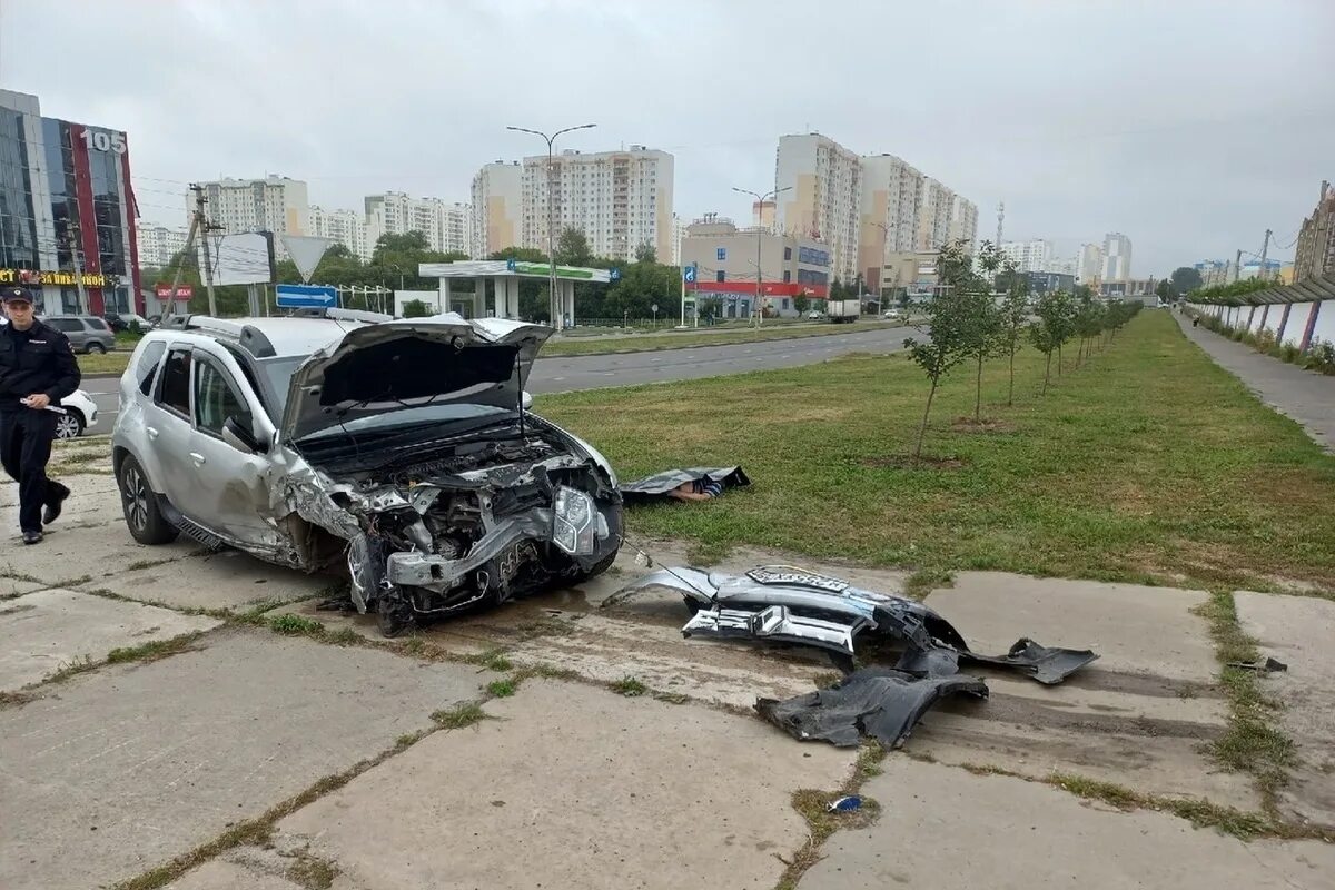 Разбитый курск фото В Курске из-за сердечного приступа во время движения умер водитель на Renault Du