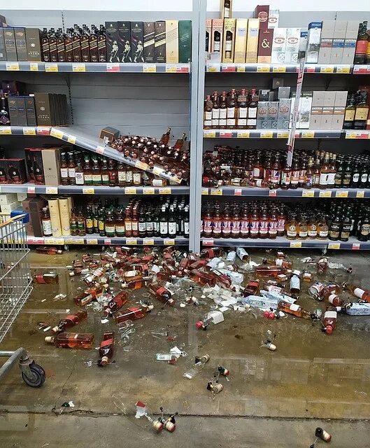 Разбитый магазин фото To alcoholism - fight: in the Rostov hypermarket the shelf with expensive alcoho