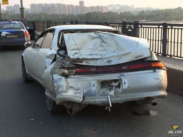 Разбитый марк 2 фото На Октябрьском мосту грузовик въехал в Toyota Mark II: водитель легковушки в это