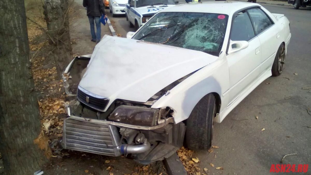 Разбитый марк 2 фото В Благовещенске водитель Toyota Chaser врезался в дерево