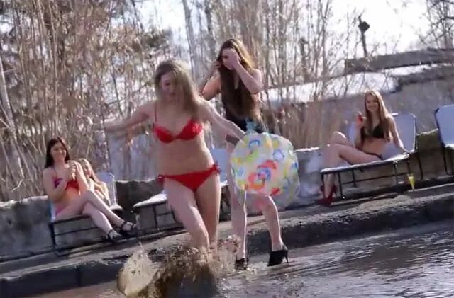 Разделись за деньги фото Insidia stradale? Le ragazze siberiane fanno il bagno in una buca diventata un'e