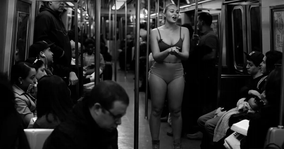 Раздень фото сам Iskra Lawrence strips down on the subway to issue a powerful statement on body p