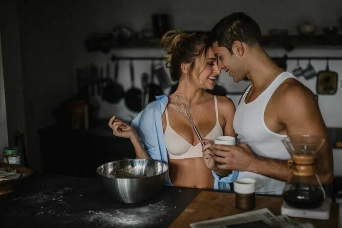 Раздеть девушку на фото муки точка ал This Couple Nailed Their At-Home Photo Shoot With Plants, Pizza, and Tons of Cud