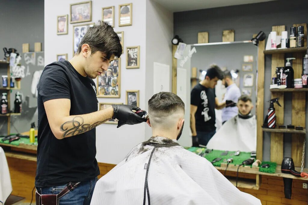 Раздевалка мужские стрижки Barber Jonny, парикмахерская, ул. Савушкина, 124, корп. 1, Санкт-Петербург - Янд