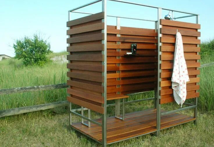 Раздевалка на даче своими руками Outdoor shower enclosure, Outdoor shower, Outdoor bathrooms