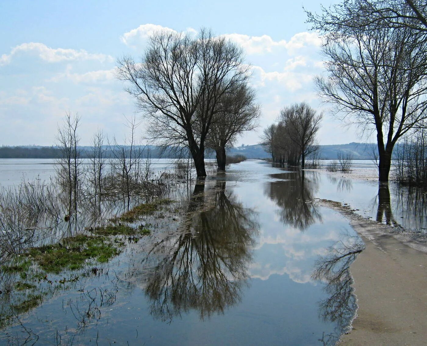 Разлив реки фото Разлив... / Во время разлива Дона эта дорога бывает затоплена Облака отразились 