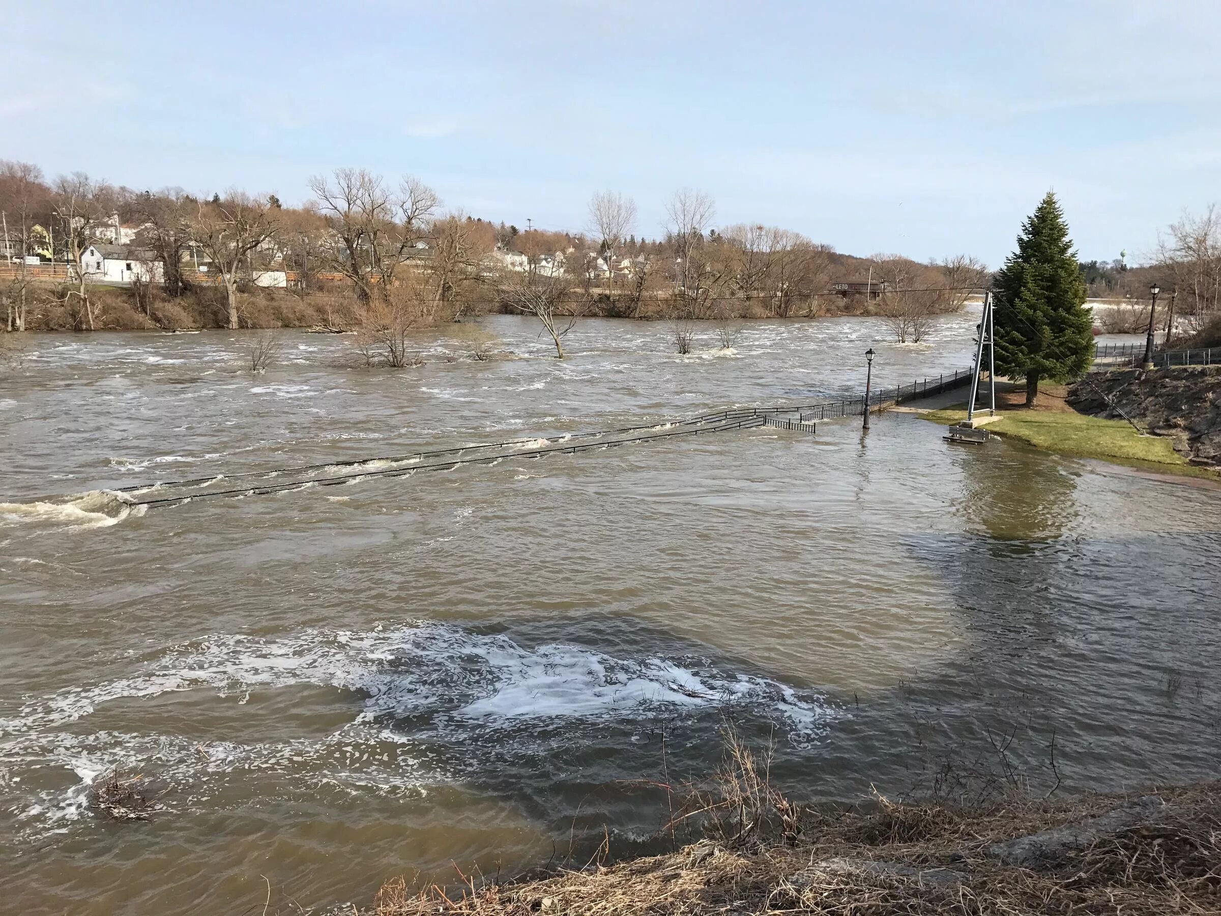 Разлив реки фото Вода в реке нея сейчас