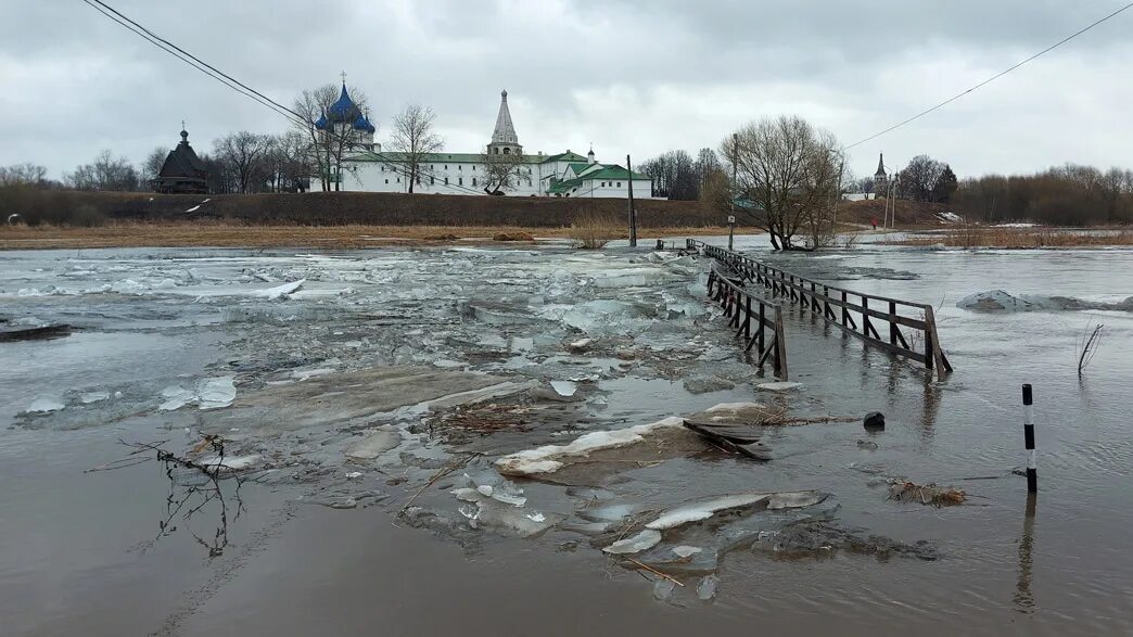 Разлив реки фото Ледоход эффектно ломает мосты в Суздале - новости Владимирской области