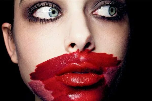 Размазанный макияж фото Smeared Make-Up: Not Just For The Morning After Anymore Crazy lipstick, Beauty m