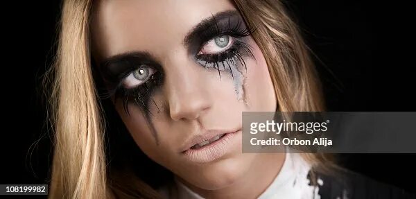 Размазанный макияж фото Mujer Joven Con Mascara Suyos Mejillas Llanto Foto de stock - Getty Images