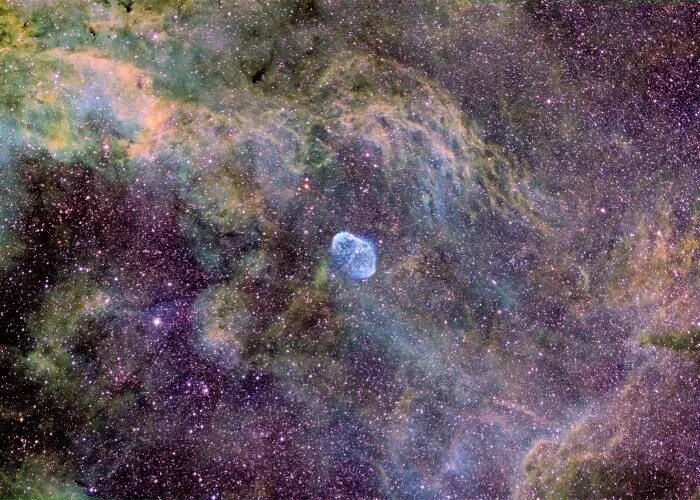 Размеры космоса фото NGC 6888, also known as the Crescent Nebula, is a cosmic bubble about 25 light-y