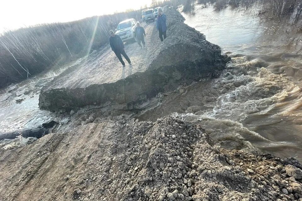 Размыло дорогу фото В Якутии закрыли трассу "Харбалах", размытую талыми водами - KP.RU