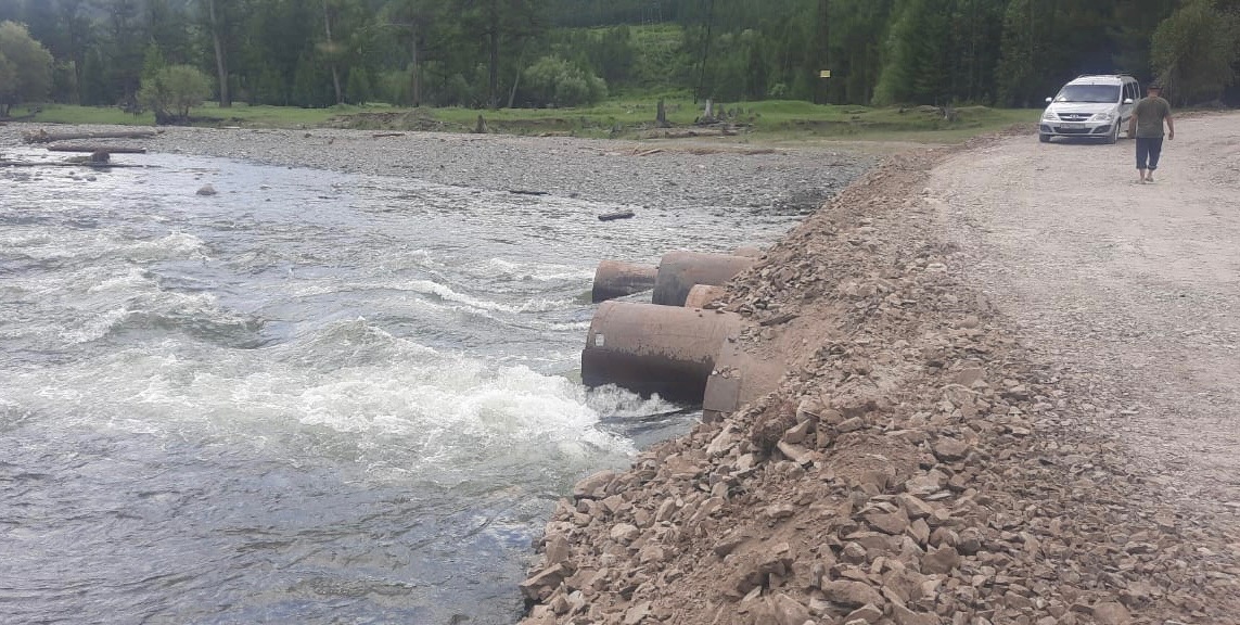 Размыло дорогу фото Поднявшаяся вода повредила 45 участков 21 дороги в Туве - Пульс Хакасии