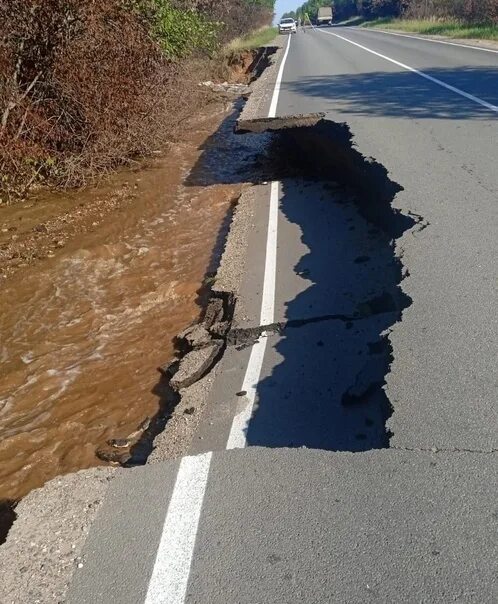 Размыло дорогу фото Emergency erosion of the route in Borovichi district ❗ "Novgorodavtodor" blocked