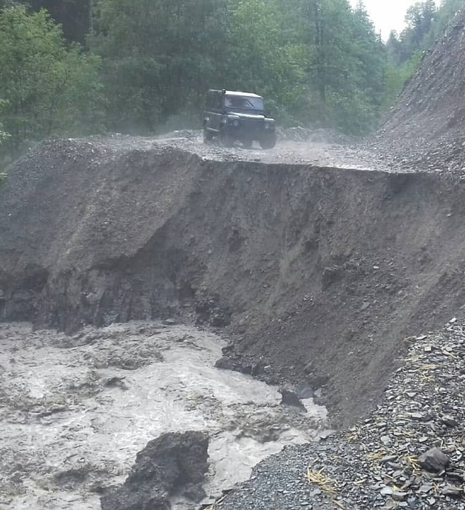 Размыло дорогу фото Размыло дорогу: в Южной Осетии отдыхающие оказались в западне