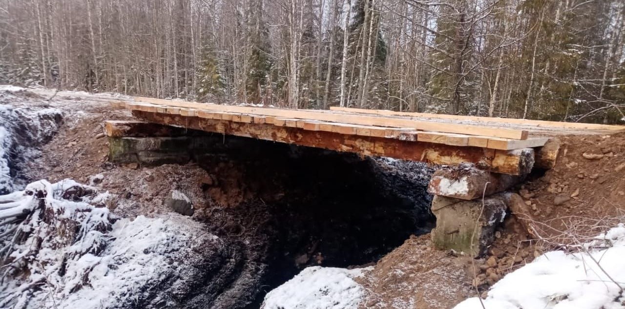 Размыло дорогу фото На месте размытой дороги в Бабаевском округе построили мостовую переправу