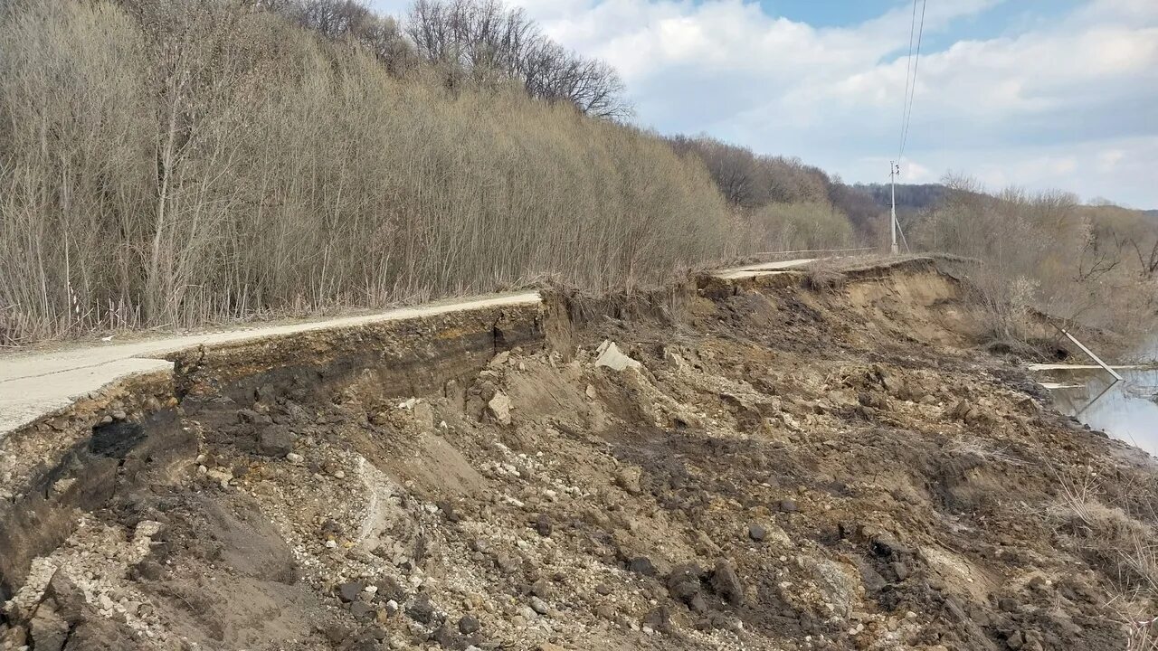 Размыло дорогу фото Под Тулой из-за размыва частично обрушилась дорога и повредилась линия электропе