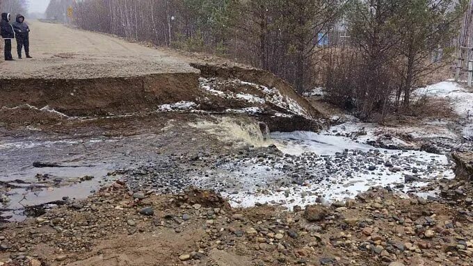 Размыло дорогу фото В районе Бурятии размыло дорогу