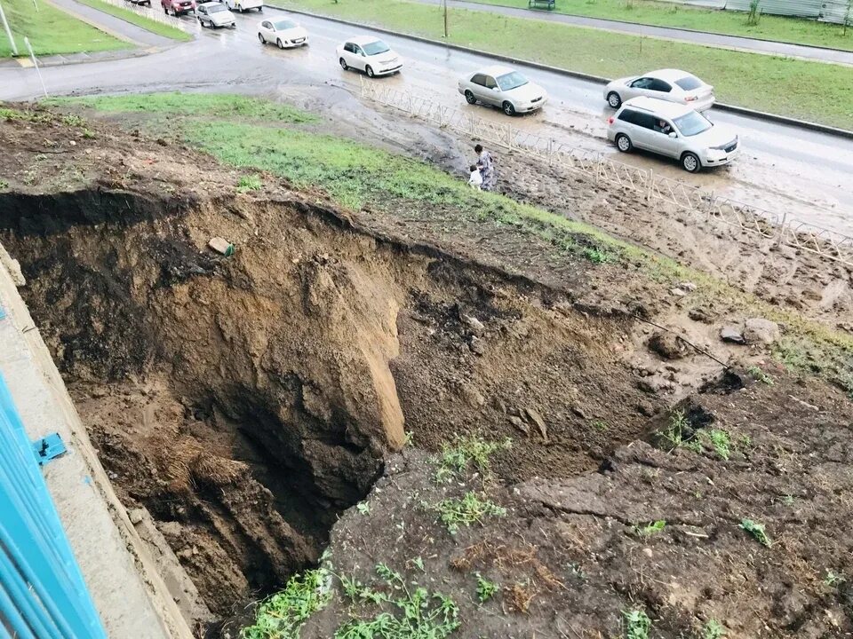 Размыть участок фото В Красноярске после дождя провалился откос под домами в Солнечном - KP.RU