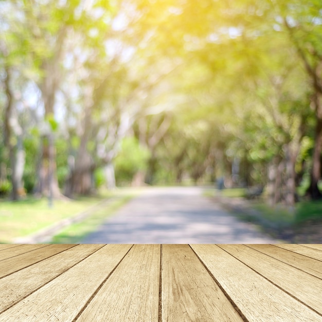 Размытие участка фото Premium Photo Empty table, perspective wood over blur tree with bokeh background