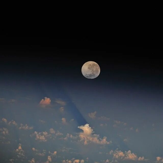 Размытое фото луны Stunning moonset by the commander of the International Space Station Maxim Surae