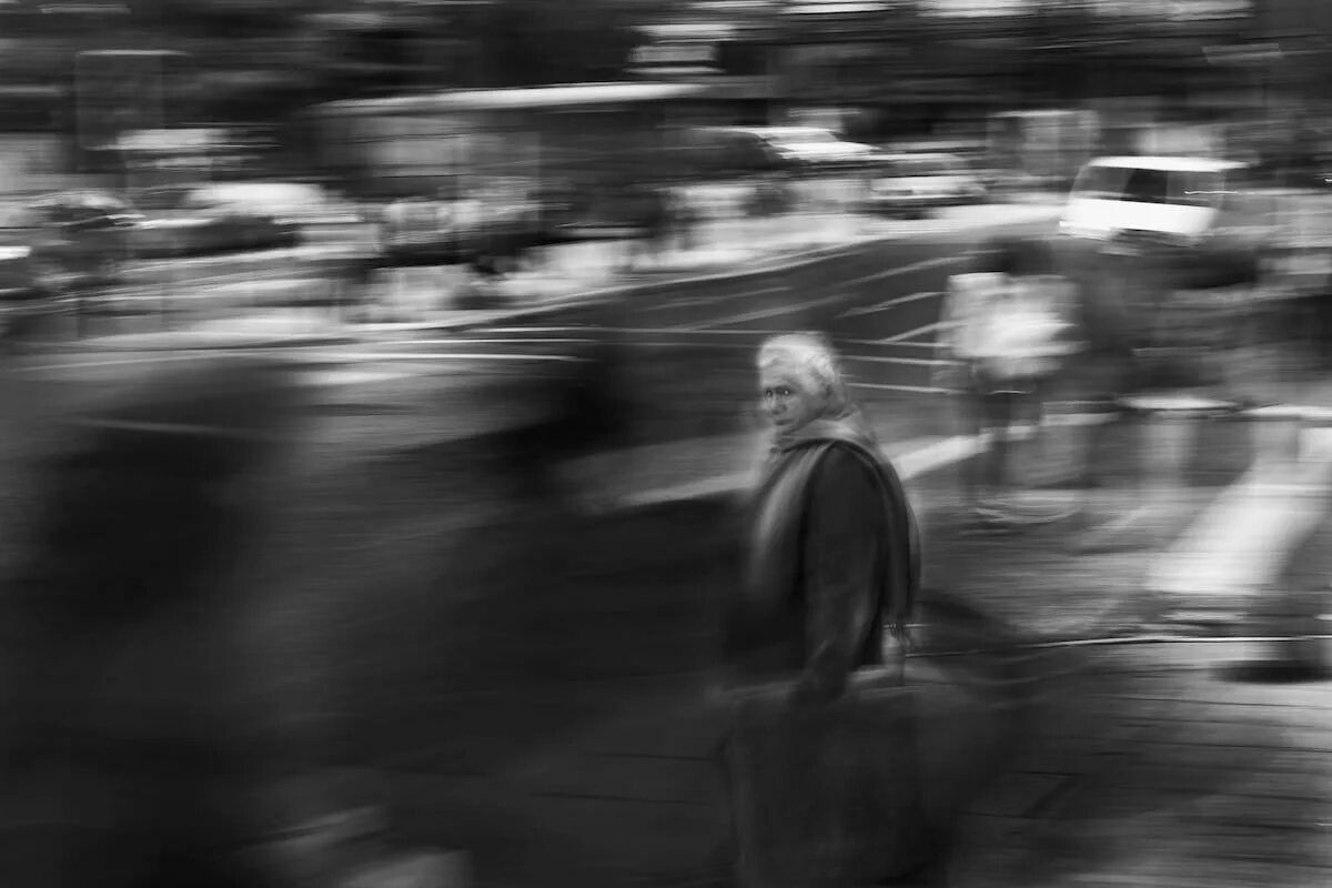 Размытые фото в истории Photographer Visualizes Hearing Loss as Artistically Blurred Street Photography 