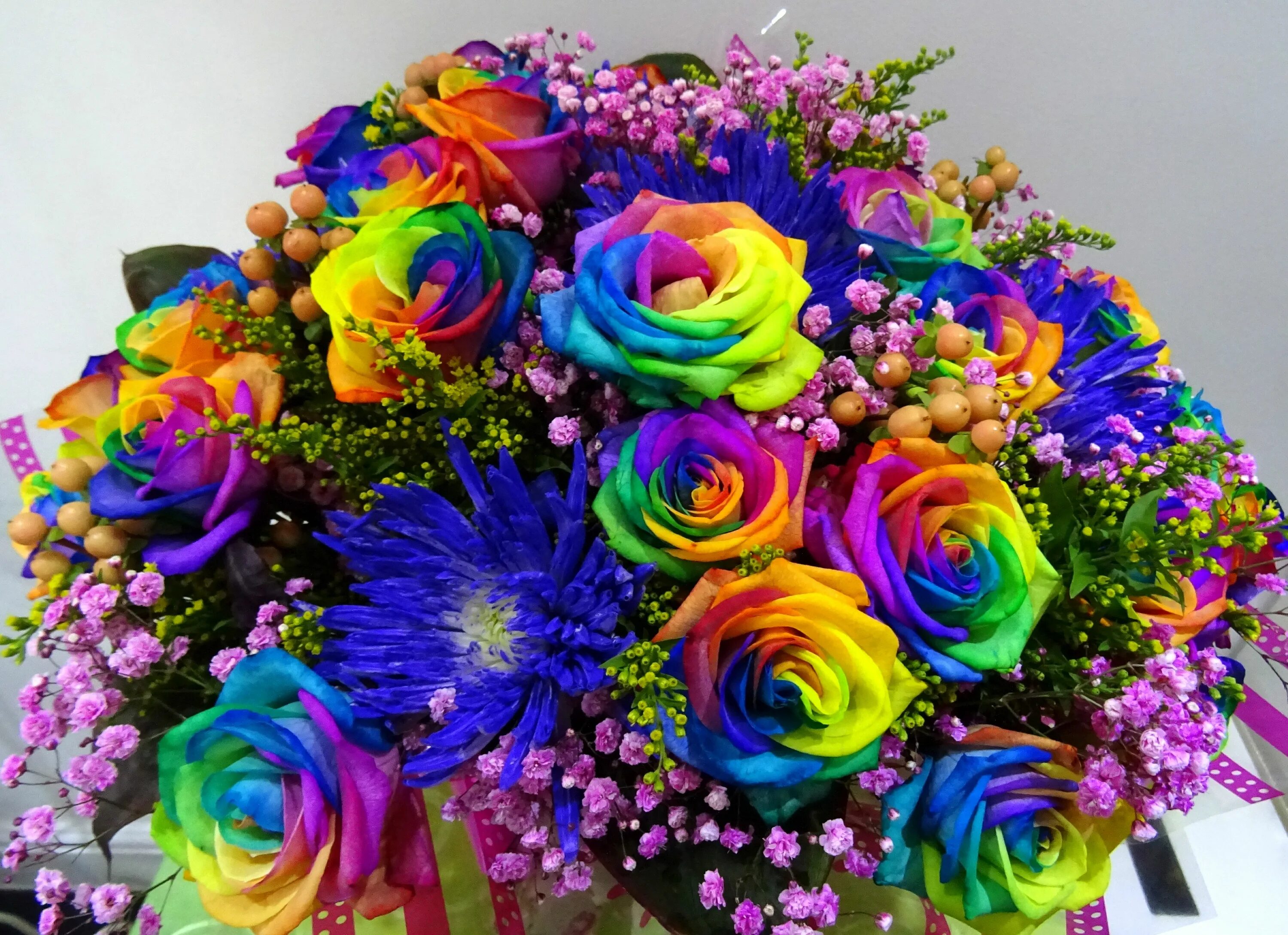 Разноцветные букеты цветов фото Rainbow rose mixed with some other flowers in an aqua bouquet :) Rainbow roses, 