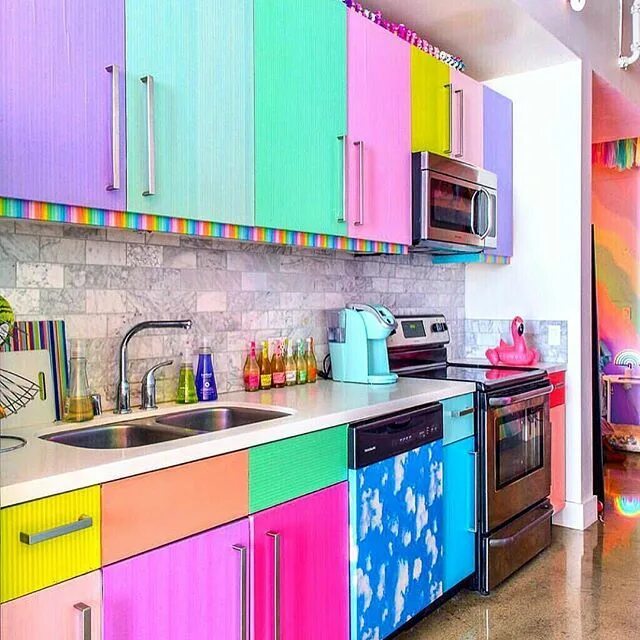 Разноцветные кухни в интерьере фото Home Design by the Urbanist Lab Colorful apartment, Cool kitchens, Kitchen remod