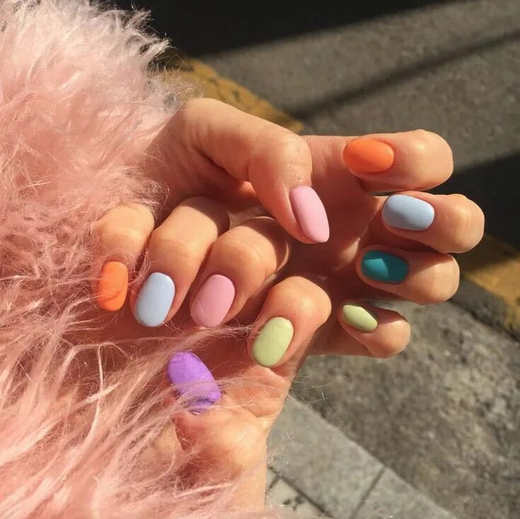 Разноцветные цвет маникюра The Coolest Spring Nail Art to Try This Season Multicolored nails, Manicure, Per