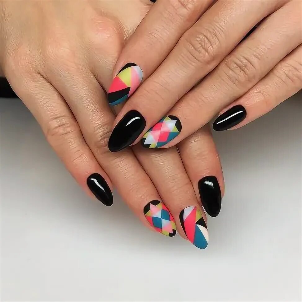 Разноцветный черный маникюр Sposób na jesienną aurę! Kolorowa geometria w manicure! Manicure, Paznokcie żelo