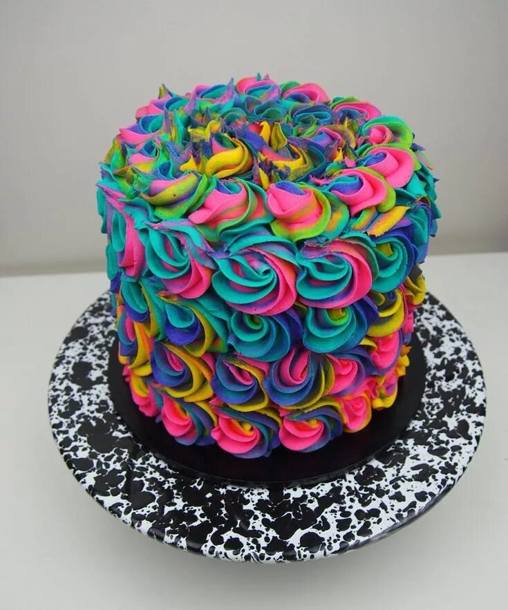 Разноцветный декор торта A imagem pode conter: 1 pessoa Cupcake cakes, Rainbow cake, Dessert cupcakes