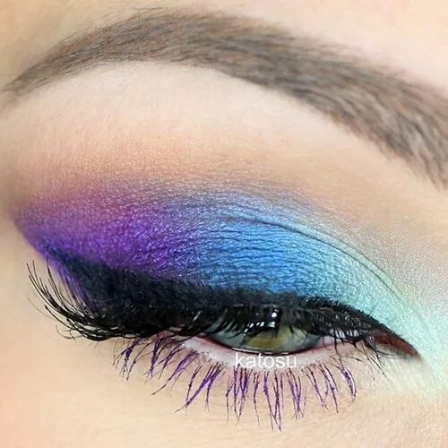 Разноцветный макияж глаз Light blue, blue, purple ombre eyeshadow Eye makeup, Beauty makeup, Hair makeup