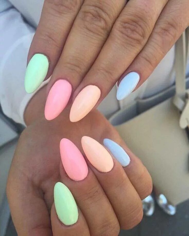 Разноцветный маникюр миндаль 8 Manis That Have Nailed It This Summer Hello Fashion Nail colors, Nail art, Mul