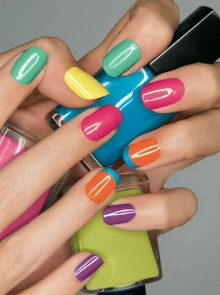 Разноцветный маникюр сочетание цветов Si te gustan las uñas multicolores estas son ideales para tii Nail paint shades,