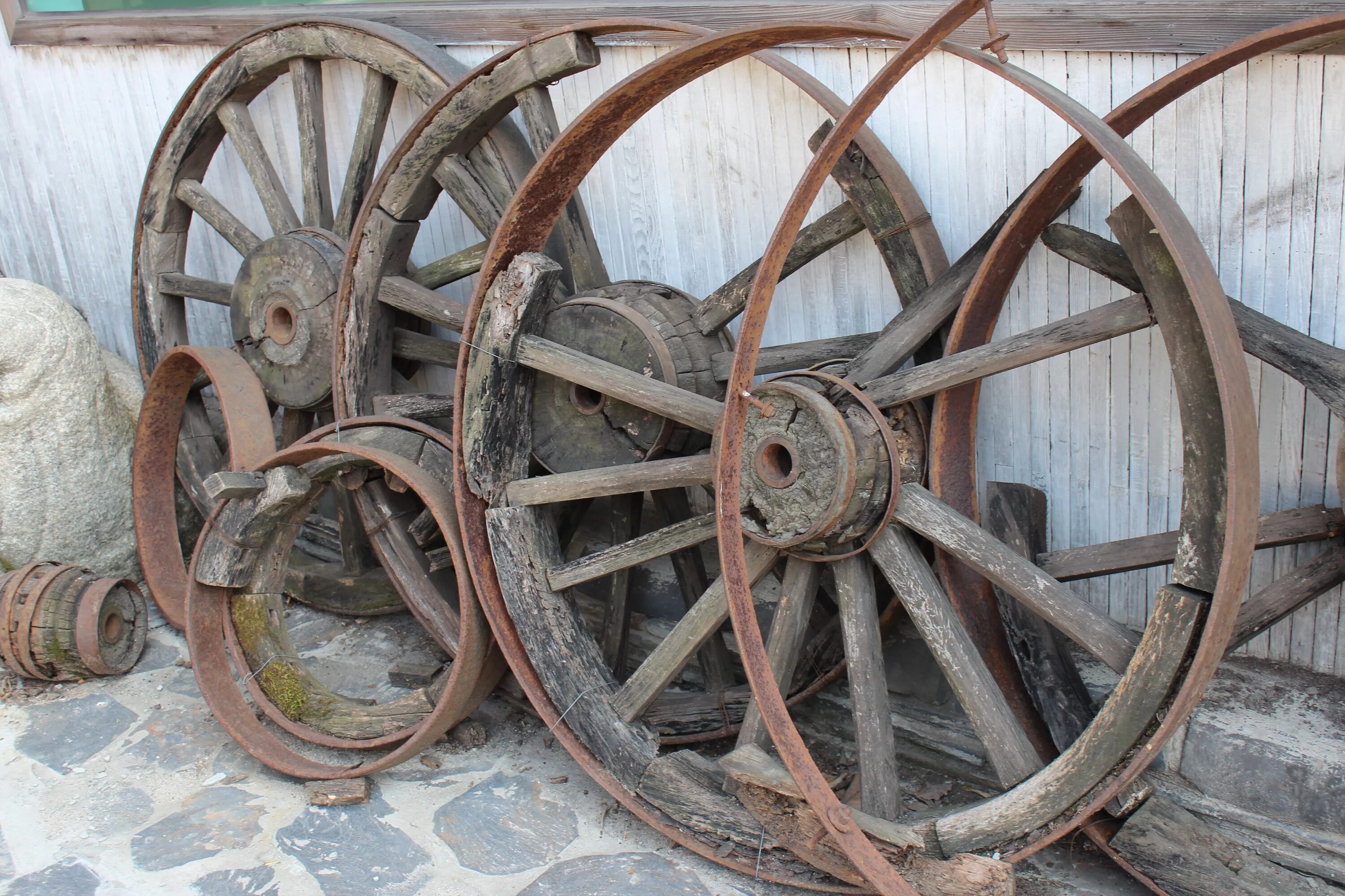 Разные колеса фото Free Images : wood, cart, old, vehicle, things, spoke, furniture, tire, sculptur