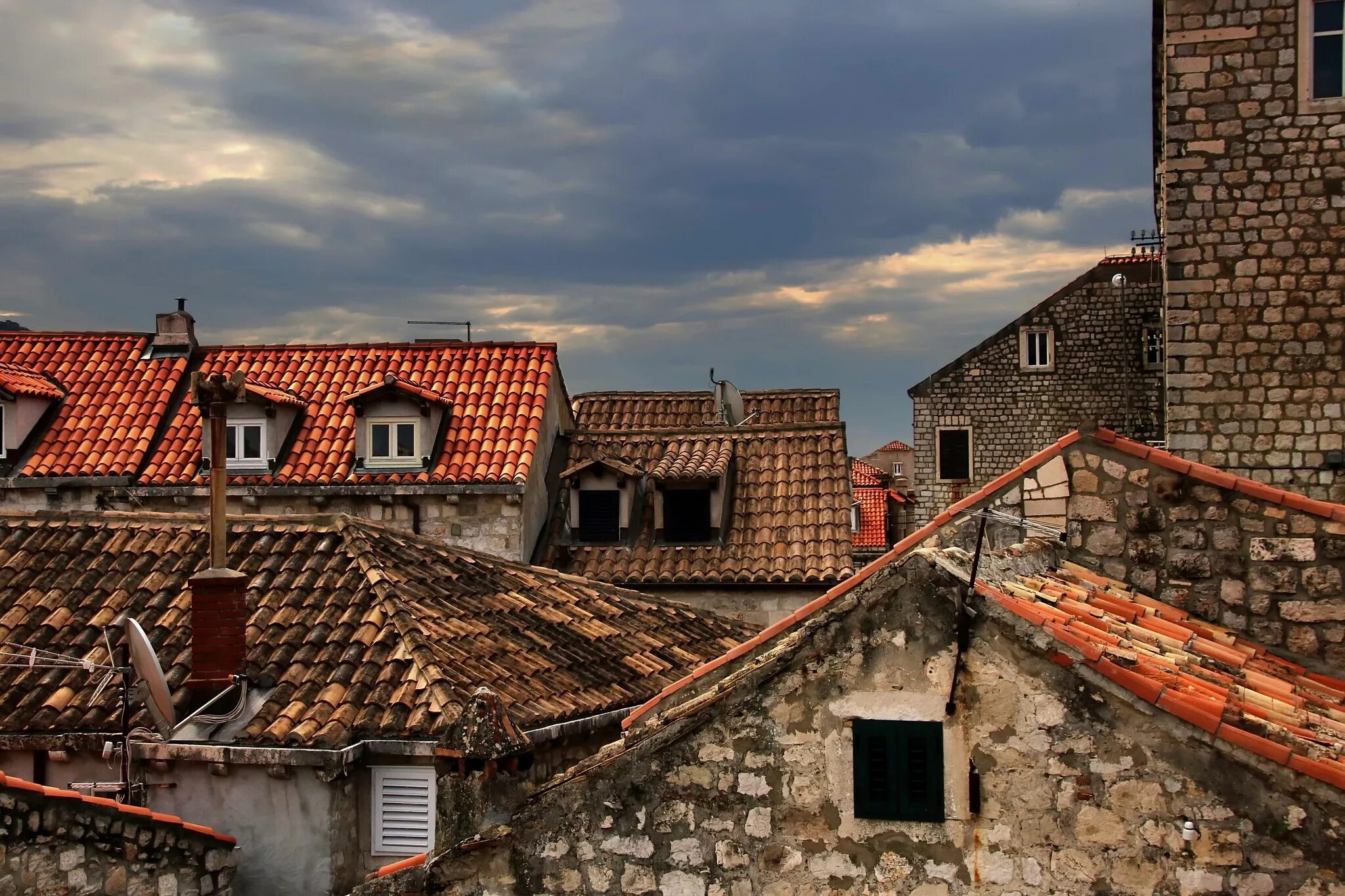 Разные крыши домов фото Wallpaper : town, rooftops, house, building 2048x1365 - WallpaperManiac - 168224