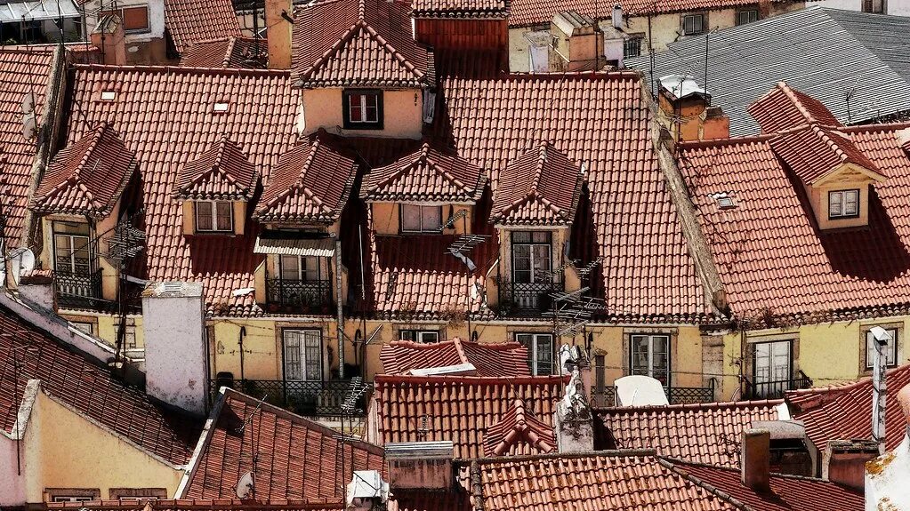 Разные крыши домов фото Windows of Lisbon! Lisbon, Portugal! Jorge Cardim Flickr